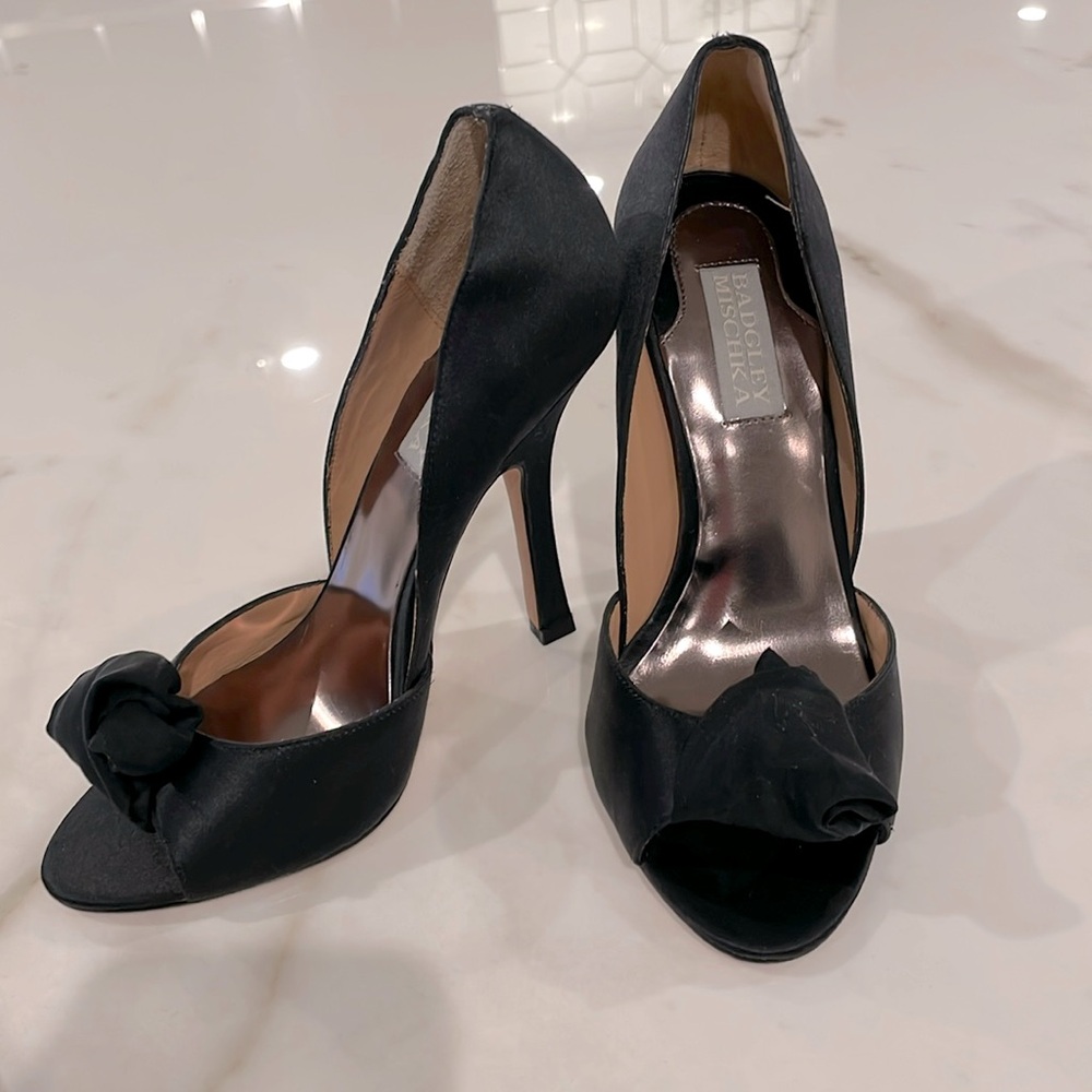 Badgley Mischka Black satin peep toe heels with silk detail size US6